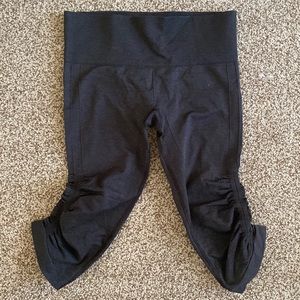 Lululemon ebb in flow dark grey black Capri leggings 6